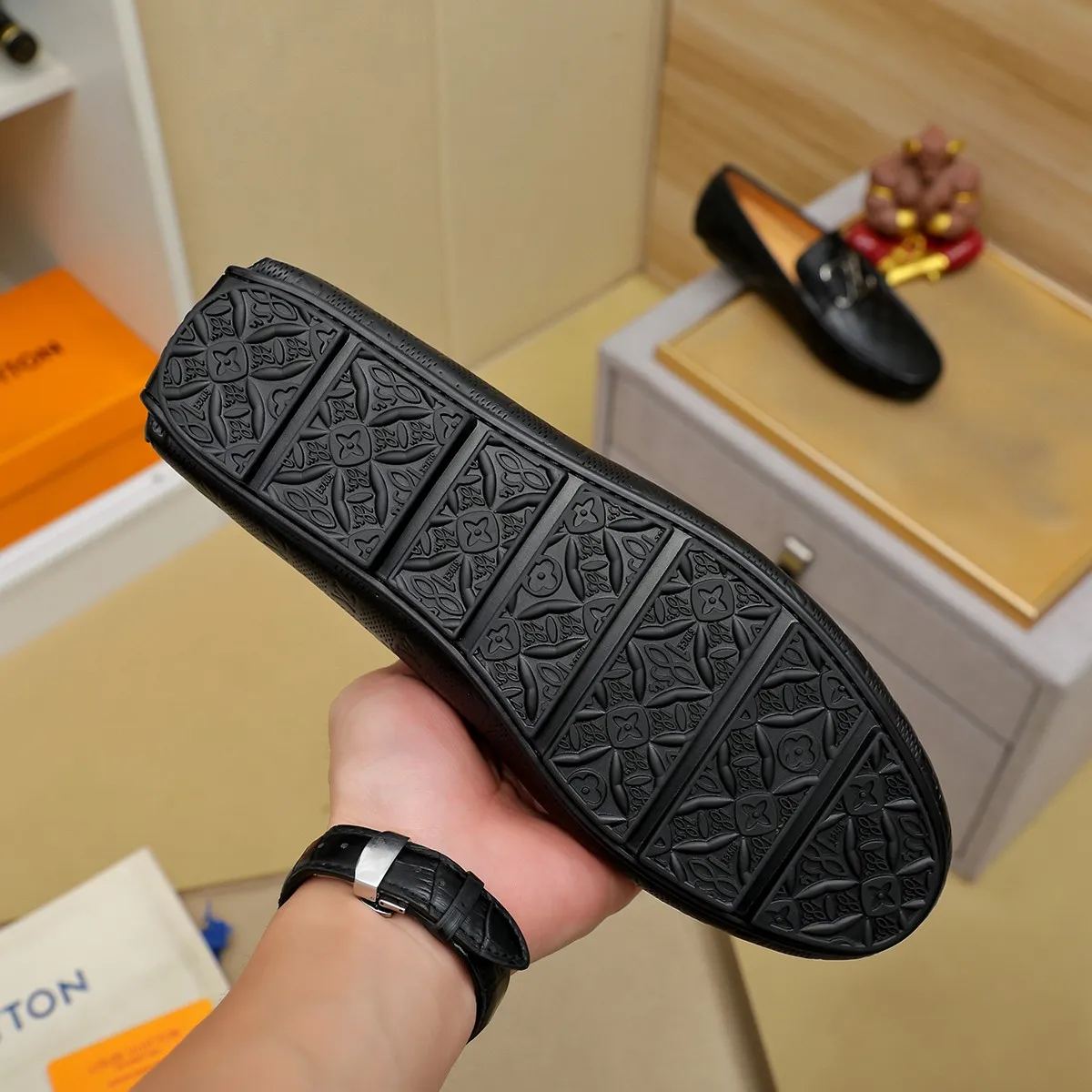Men's shoes 💰360 💰 LV Louis Vuitton's top-quality Peaches men's shoes 💯Original copy of the official website, the upper is made of imported official website 1:1 material ❌Italian 🇮🇹 cowhide surface, imported pigskin lining. It’s definitely not made with ordinary craftsmanship, it’s the model used by celebrities! The factory’s craftsmanship is designed to create the most perfect shoes for trendy men! Colors available! 38-44 yards